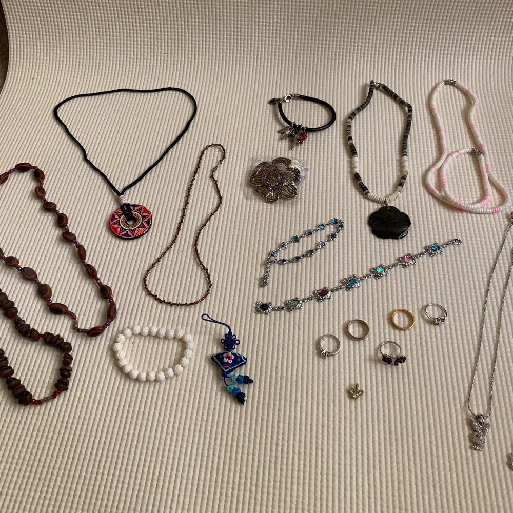 Costume Jewelry Mixed Lot - Rings Size 5; Hawaiian; Puka Shells